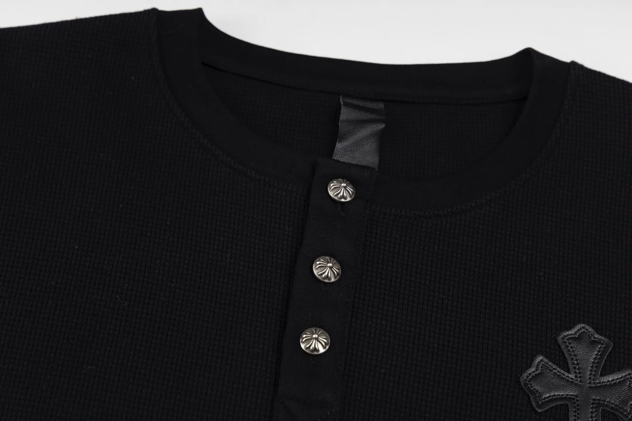 🅿️440 [Exclusive supply] CH Croix Heart Cross Leather Waffle Sweatshirt (grey) The fabric is made of 350g cotton waffle double-layer material before washing, which distinguishes the low-gram weight cut corners and non-pure cotton market products. The silver buckles and scrolls are made of antique bronze and real silver (the materials have reached the market's 300+ quality). The leather label is still made of genuine imported lambskin. The most important thing is the hand-sewn leather (the cost of manual work is high) in the fabric and hardware A lot of effort has been put into the craftsmanship. The top quality in the market and the industry benchmark are only owned by a few people. Size:S/M/L